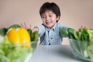 孩子与新鲜蔬菜