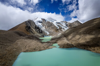 喜马拉雅双色湖与雪山