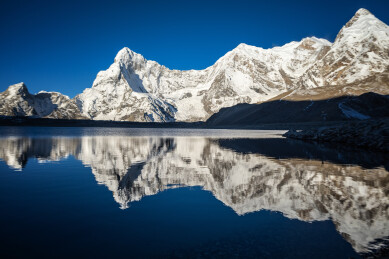 贡措湖与希夏邦马雪山倒影