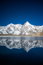 贡措湖与希夏邦马雪山倒影