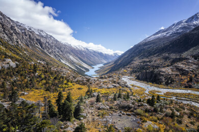 西藏林芝秋日雪山与湖泊的壮丽景色