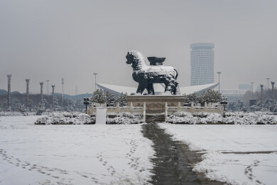雪中的沧州狮城广场及铁狮子