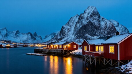 雪峰湖畔红屋夜景