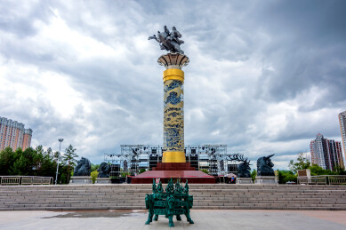 中国呼伦贝尔海拉尔成吉思汗广场天骄园雕像