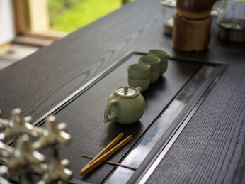 室内茶盘摆放青瓷茶具雅致茶空间