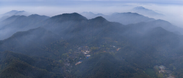 杭州西湖群山南高峰梅家坞云雾缭绕