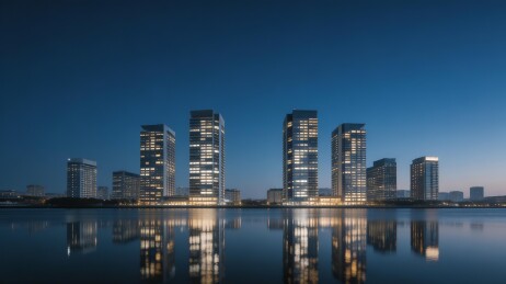 夜幕下的城市高楼与湖水倒影