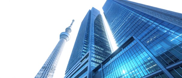 现代都市高楼与塔尖景观