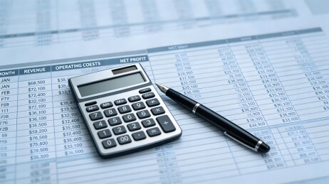 财务报表与计算器办公场景