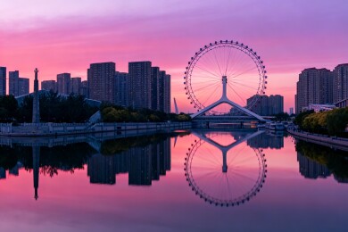 城市摩天轮日落倒影景观