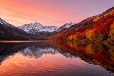 秋日雪山湖畔美景