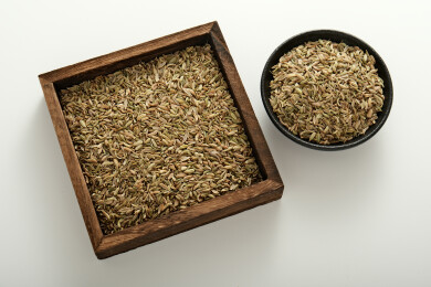 木质方盘与黑碗盛装茴香籽