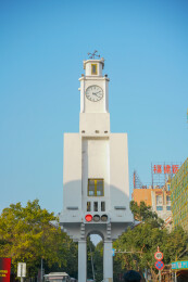 泉州街头白色钟楼建筑实景