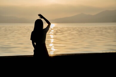 东钱湖日落时分女性剪影观湖