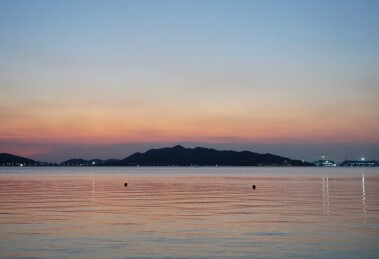 东钱湖日落时分湖面与远山剪影