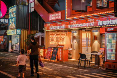 宁波东裕夜市母子牵手漫步街景