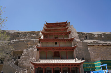 敦煌莫高窟九层楼古建筑矗立崖壁