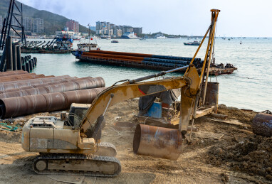 三亚凤凰岛港口码头建设现场多台挖掘机作业