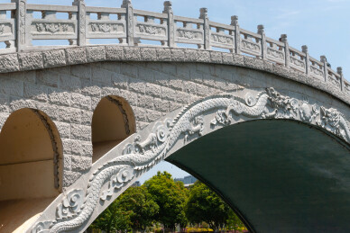 昆明滇池石拱桥龙纹雕刻建筑景观