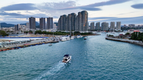 三亚凤凰岛三亚湾游艇码头现代高楼海景