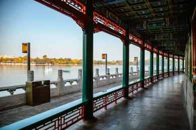 北京北海公园琼华岛长廊湖景