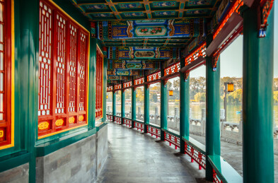 北京北海公园琼华岛长廊湖景