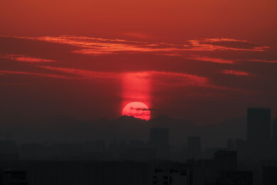 太阳下山天空日柱城市日落夕阳