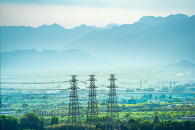 特高压输电塔电网基建，远山晨雾中的国家能源动脉，工业电力