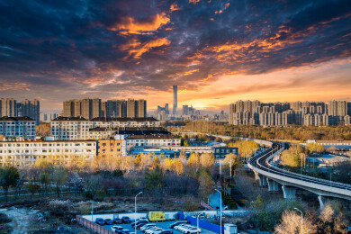 北京旧宫地铁站：夕阳余晖中的城市脉络与生活画卷