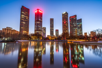 北京望京 CBD 蓝调时刻 湖面倒映商务建筑群城市天际线夜景