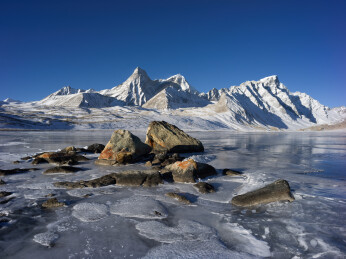 阿玛直米高原冰封湖面风光雪山冰湖全景图