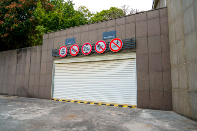 现代建筑物的停车场出入口闸门