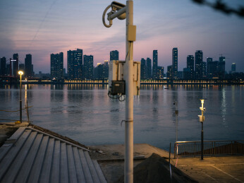武汉江滩隔江远眺城市建筑群璀璨灯火