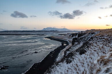 冰岛海边悬崖日落风光岩石海岸夕阳美景