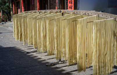 传统手工挂面晾晒场景