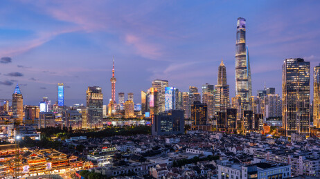 上海陆家嘴金融区与豫园古今同框夜景