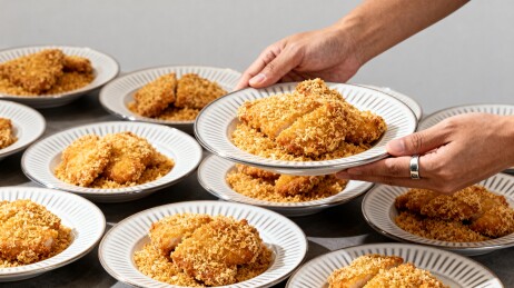 金黄酥脆炸鸡摆盘诱人