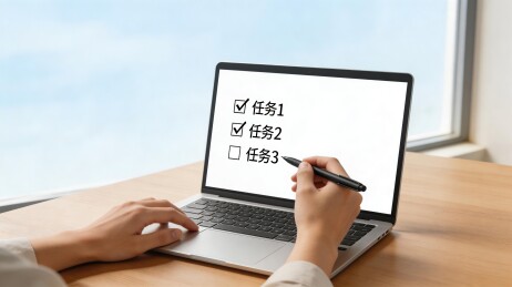 办公桌前使用笔记本电脑完成任务
