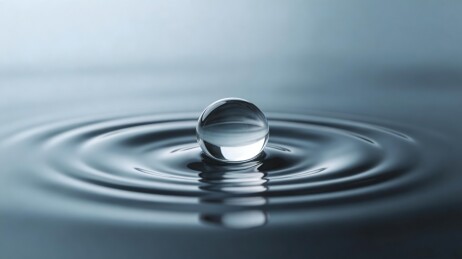 水滴落水面荡起涟漪
