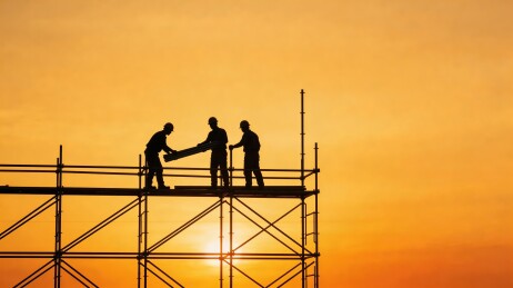 夕阳下建筑工人施工剪影