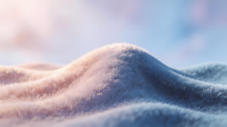 静谧雪堆与蓝白天空