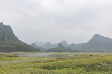 喀斯特地貌湖泊草原远山云雾景观