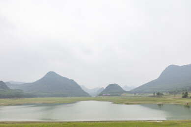 喀斯特地貌湖泊与连绵青山景观