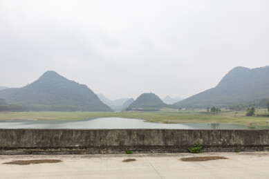 喀斯特地貌水库远山云雾景观