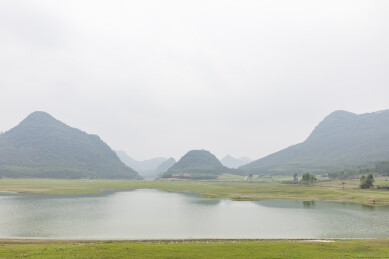 喀斯特地貌湖泊与连绵青山远景