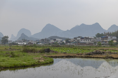 喀斯特地貌乡村水田与远山村落