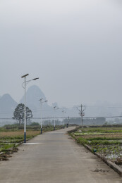喀斯特地貌乡村水泥路与远山景观