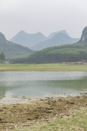 喀斯特地貌水库湿地山林远景