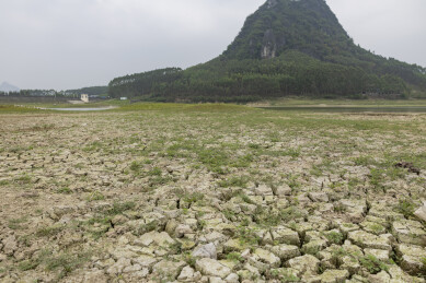 喀斯特地貌干涸湖床龟裂植被稀疏