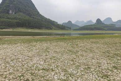 喀斯特地貌干裂河床与远山湖泊